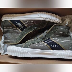 WHAT A FIND NWT IN ORIGINAL BOX LIMITED EDITION VANS WITH CLASSIC GUM SOLES HTF
